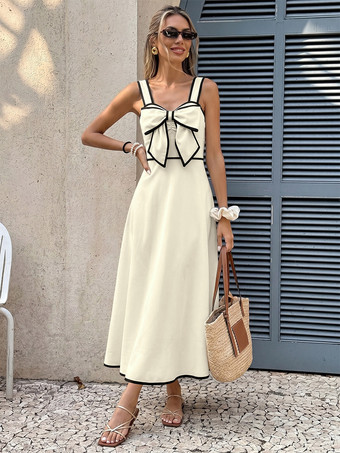 Robe longue dos nu plissée à nœuds sans manches épaules dénudées couleur écru et blanc doux idéale pour une soirée romantique.
