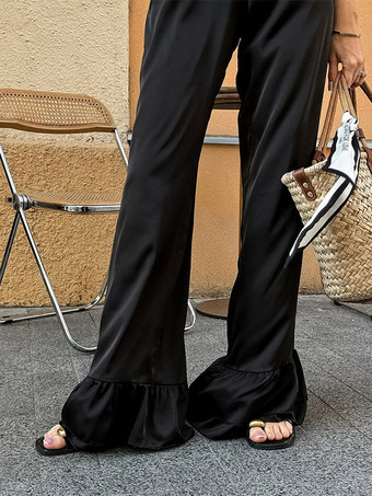 黒のハイウエストパンツ