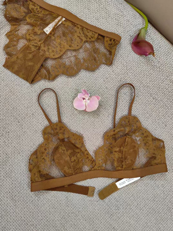 透け感のあるレースの赤いブラジャーとショーツのツーピースセット