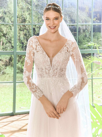 Robe de mariée en dentelle à col en V manches longues et traîne