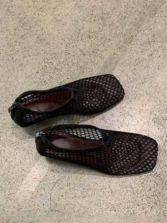 ブラックのキトゥンヒールパンプス、メッシュ素材、スクエアトゥパンプス