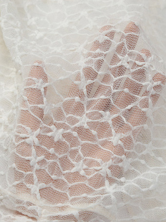 Ensemble de plage deux pièces en dentelle et résille pour femme : haut cache-cœur à manches longues et short.