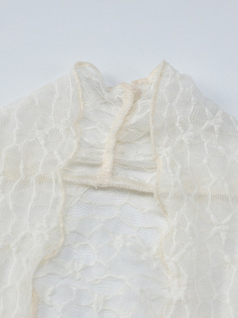 Ensemble de plage deux pièces en dentelle et résille pour femme : haut cache-cœur à manches longues et short.