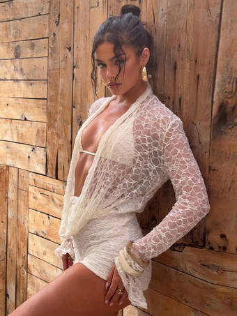 Ensemble de plage deux pièces en dentelle et résille pour femme : haut cache-cœur à manches longues et short.