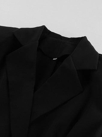 Ensemble deux pièces pour femme : blazer à taille péplum et mini-jupe tailleur croisé.