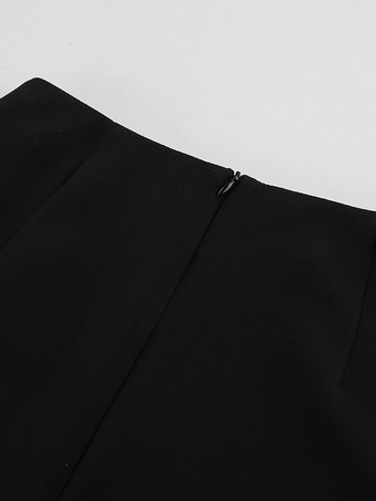 Ensemble deux pièces pour femme : blazer à taille péplum et mini-jupe tailleur croisé.
