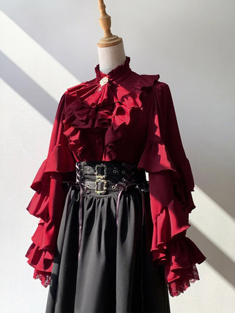 Blusa vintage gótica color burdeos con cuello alto volantes y mangas acampanadas de varias capas.