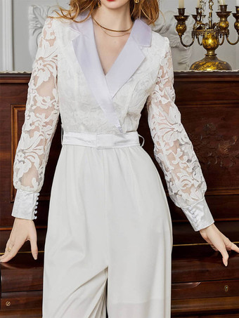 Combinaison blanche à manches longues en dentelle taille haute et jambes larges style nuptial.