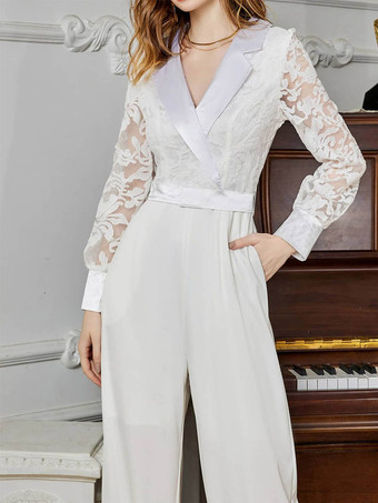 Combinaison blanche à manches longues en dentelle taille haute et jambes larges style nuptial.
