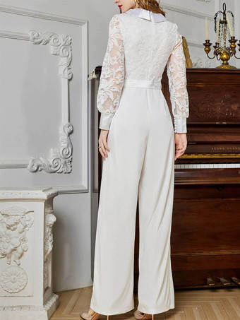 Combinaison blanche à manches longues en dentelle taille haute et jambes larges style nuptial.