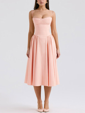 Robe rose élégante mi-longue sans manches à bretelles et col montant idéale pour une soirée en amoureux.