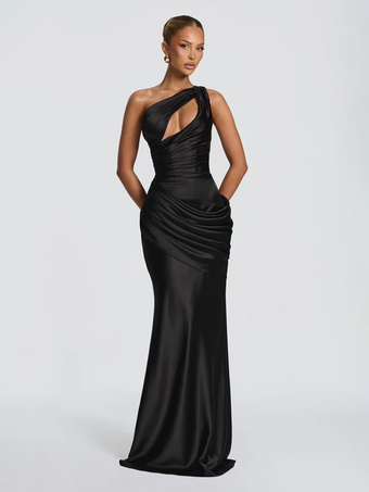 NoirRobe de soirée plissée longue en satin soyeux à encolure travaillée et élastique idéale pour les fêtes formelles.