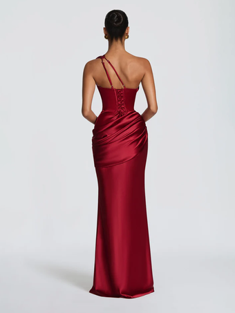 Robe de soirée plissée longue en satin soyeux à encolure travaillée et élastique idéale pour les fêtes formelles.