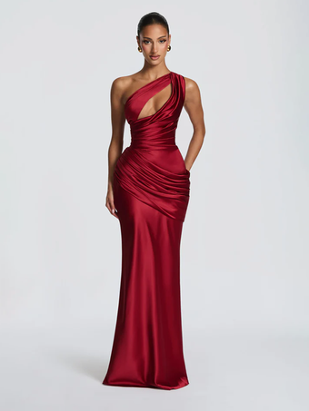 Bordeaux Robe de soirée plissée longue en satin soyeux à encolure travaillée et élastique idéale pour les fêtes formelles.