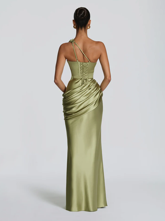 Robe de soirée plissée longue en satin soyeux à encolure travaillée et élastique idéale pour les fêtes formelles.