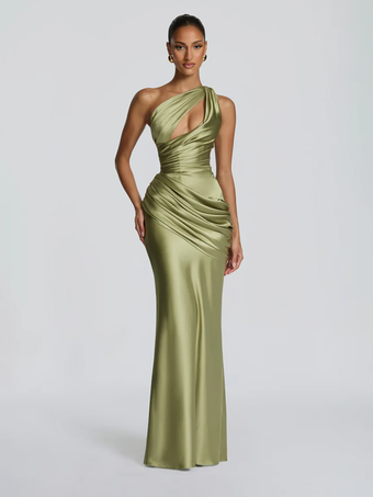 Vert Olive Robe de soirée plissée longue en satin soyeux à encolure travaillée et élastique idéale pour les fêtes formelles.
