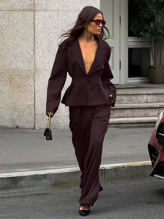 Ensemble deux pièces pour femme : blazer péplum et pantalon large marron foncé idéal pour le bureau ou les affaires.