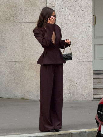 Ensemble deux pièces pour femme : blazer péplum et pantalon large marron foncé idéal pour le bureau ou les affaires.