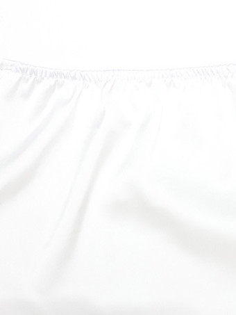 Ensemble 2 pièces : haut court dos nu en satin blanc à décolleté plongeant et jupe longue fendue ornée de dentelle noire