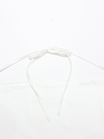 Ensemble 2 pièces : haut court dos nu en satin blanc à décolleté plongeant et jupe longue fendue ornée de dentelle noire