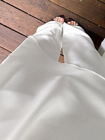 ホワイトサテンのドレープモックネックノースリーブトップスとワイドレッグパンツのツーピースセット