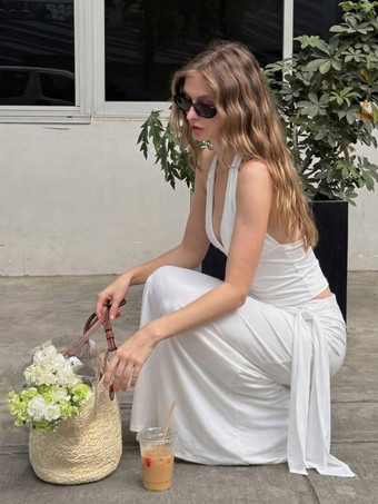 Ensemble deux pièces blanc chic à lacets jupe sans manches à col en V et haut de style streetwear