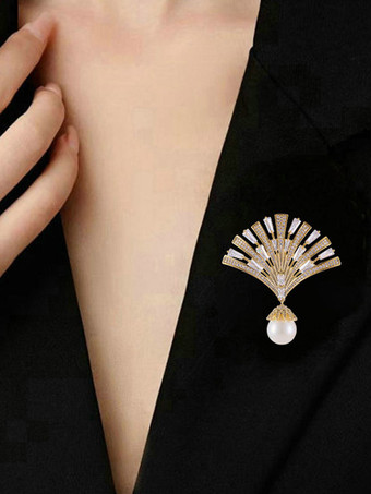 JauneBroche pendentif en forme d'éventail ornée d'un zircon baguette et d'une grande perle.