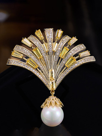 Broche pendentif en forme d'éventail ornée d'un zircon baguette et d'une grande perle.