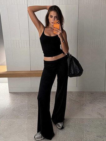 noir Ensemble deux pièces en soie noire : débardeur court à fines bretelles et pantalon évasé taille haute.