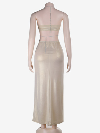 Robe de soirée abricot en satin sirène moulante à strass dos nu fente latérale et décolleté dos nu ornée de strass.
