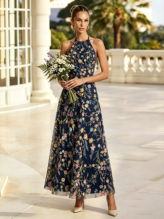 ダークネイビーブラッシュカラーの花柄刺繍入りホルターネックブライズメイドドレス、オープンバックAラインチュールロングウェディングゲストガウン