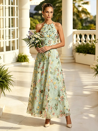 ブラッシュカラーの花柄刺繍入りホルターネックブライズメイドドレス、オープンバックAラインチュールロングウェディングゲストガウン