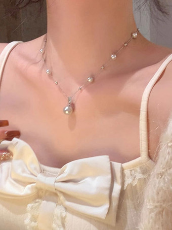 ピンク ツートーンのピンクとホワイトのパールがあしらわれたステーションチェーンネックレス、細身のシルバーチェーン、ドロップペンダントジュエリー