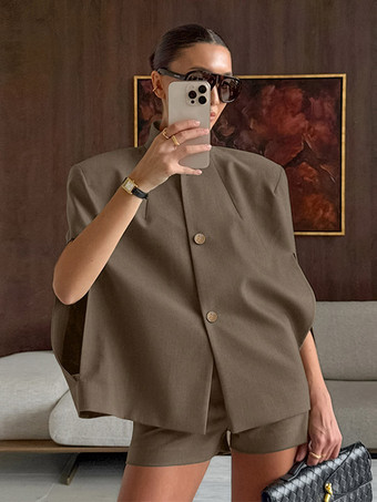 Ensemble 2 pièces blazer court gilet sans manches et short assorti tailleur femme.