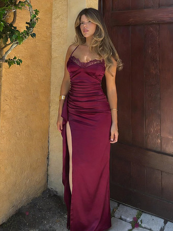 BordeauxRobe de soirée longue bordeaux à bretelles spaghetti et décolleté en dentelle fente haute robe sexy semi-formelle