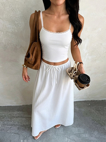 Weißes bauchfreies Camisole-Top mit Spitzenbesatz Kordelzug und weitem Maxirock – zweiteiliges Urlaubsoutfit