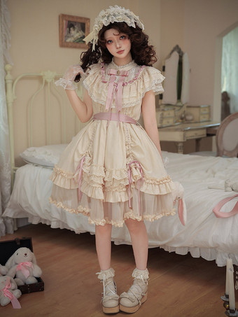 Robe Sweet Lolita à manches courtes et volants ceinture douce couleur écru et blanche avec boutonnière pour coiffe.