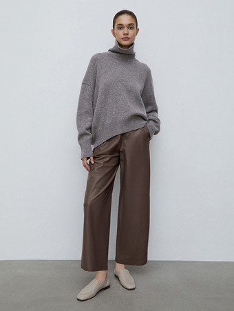 Braune hochtaillierte weite Hose aus Kunstleder mit geradem Bein. Freizeithose