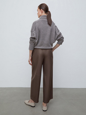 Braune hochtaillierte weite Hose aus Kunstleder mit geradem Bein. Freizeithose