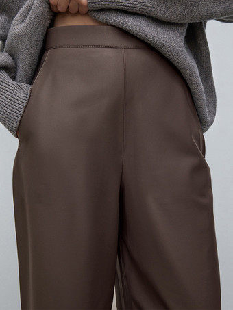 Braune hochtaillierte weite Hose aus Kunstleder mit geradem Bein. Freizeithose