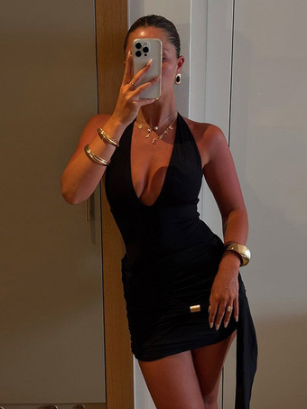 Ensemble deux pièces dos nu à décolleté plongeant mini-jupe froncée nœud dans le dos taille découpée idéal pour les soirées.