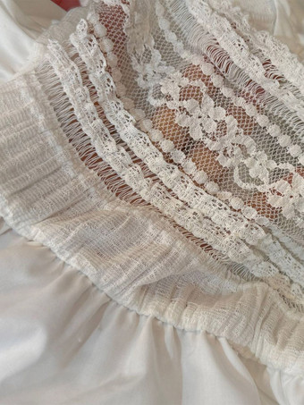 Kurzes böhmisches Sommerkleid mit Spitzeneinsatz Bindebändern am Oberteil und A-Linien-Schnitt