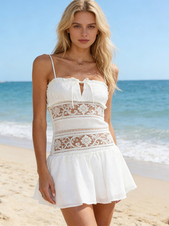 Kurzes böhmisches Sommerkleid mit Spitzeneinsatz Bindebändern am Oberteil und A-Linien-Schnitt
