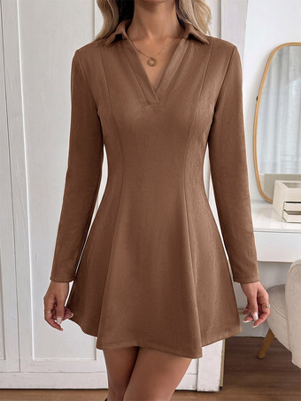 Robe courte marron en faux daim col à revers décolleté en V manches longues taille cintrée jupe évasée idéale pour l'automne