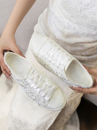 Elfenbeinfarbene lässige Brautschuhe mit runder Zehenpartie Perlenbesatz und Schnürung