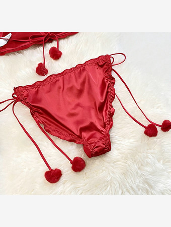 Ensemble de lingerie deux pièces en satin rouge orné de pompons : soutien-gorge dos nu à nouer et culotte à nouer sur les côtés