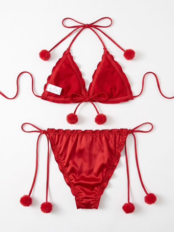 Ensemble de lingerie deux pièces en satin rouge orné de pompons : soutien-gorge dos nu à nouer et culotte à nouer sur les côtés