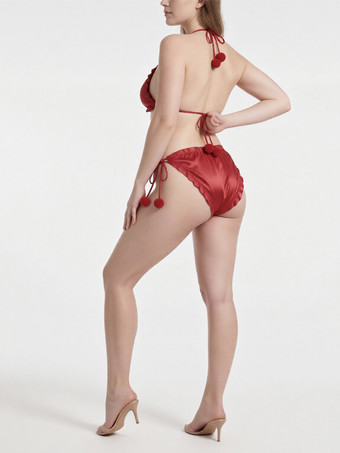 Ensemble de lingerie deux pièces en satin rouge orné de pompons : soutien-gorge dos nu à nouer et culotte à nouer sur les côtés