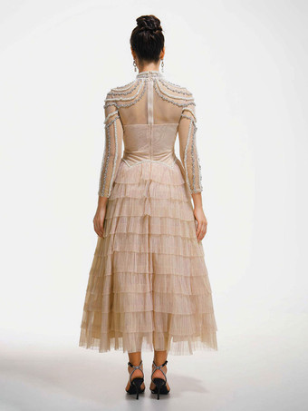 Robe de soirée longue rose à col montant manches longues perlées et manches évasées superposées style chic semi-formel