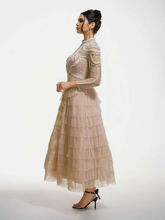 Robe de soirée longue rose à col montant manches longues perlées et manches évasées superposées style chic semi-formel